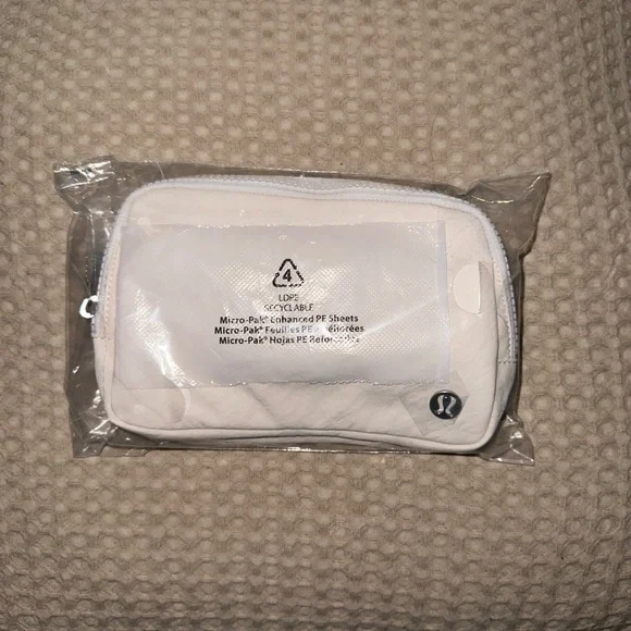 Lululemon Everywhere Belt Bag 1L Wordmark - Picture 7 of 8